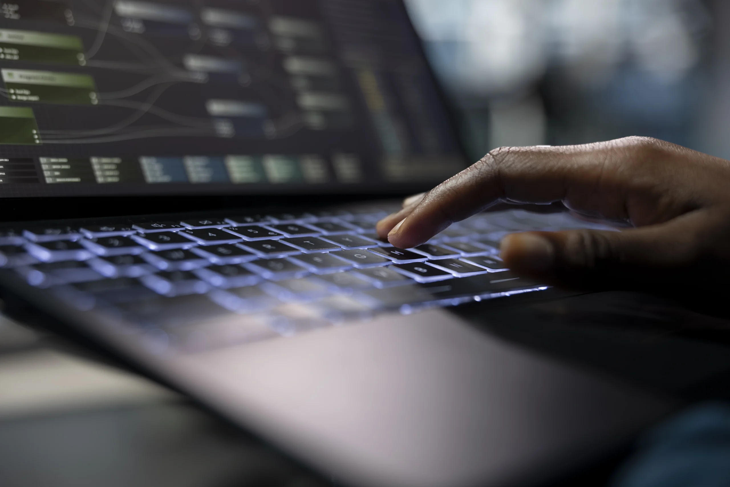 Lista dos 5 melhores ERPs: Escolha o ideal para o seu negócio server room programmer coding laptop typing keyboard close up scaled