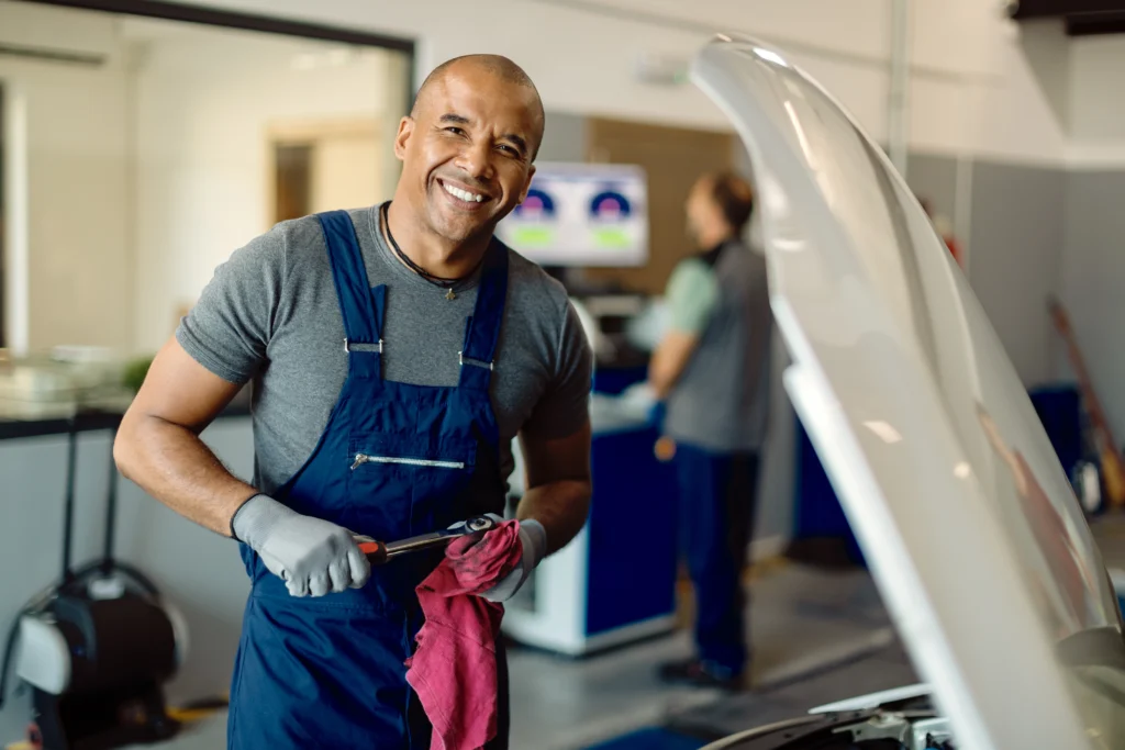 mecânico realizando manutenção de carro mecânico realizando manutenção de carro