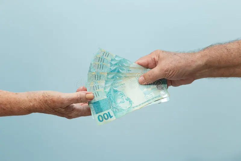 fechar em duas maos fazendo pagamento e recebendo mao de um idoso que efetua o outra pessoa dois idosos entregam dinheiro uns 234270042 fechar em duas maos fazendo pagamento e recebendo mao de um idoso que efetua o outra pessoa dois idosos entregam dinheiro uns 234270042