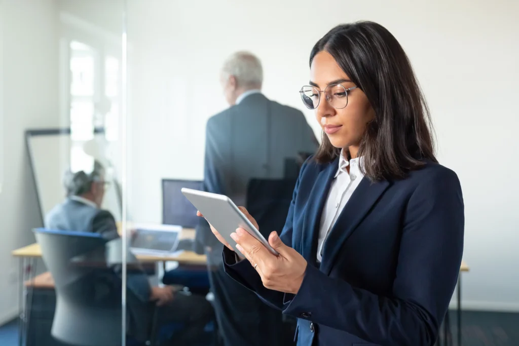 Profissional de RH utilizando a tecnologia para auxiliar nas tarefas Profissional de RH utilizando a tecnologia para auxiliar nas tarefas