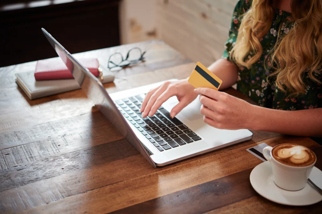 Cliente usando computador para cancelar venda recorrente, um dos desafios que as empresas enfrentam Cliente usando computador para cancelar venda recorrente, um dos desafios que as empresas enfrentam