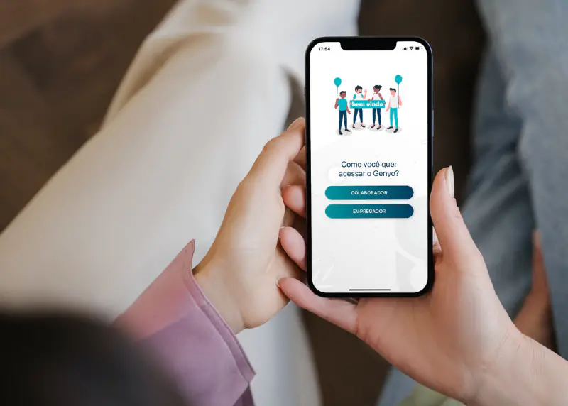 App de Ponto Eletronico 1.jpg Funcionária utilizando o aplicativo de controle de ponto digital Genyo