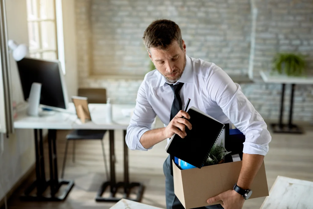 Funcionário se desligando da empresa em meio a aumento de taxas de troca de emprego no país Funcionário se desligando da empresa em meio a aumento de taxas de troca de emprego no país